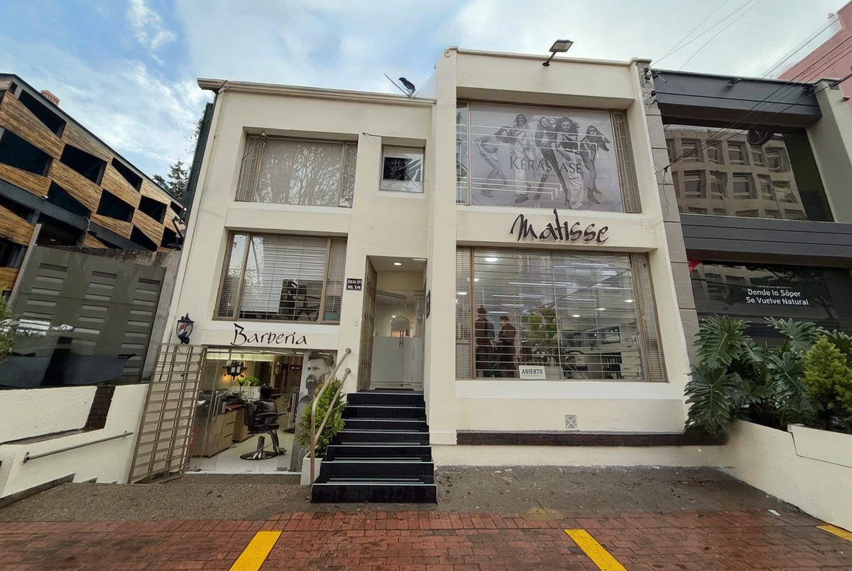 Fachada de Matisse con el letrero vecino disimulado